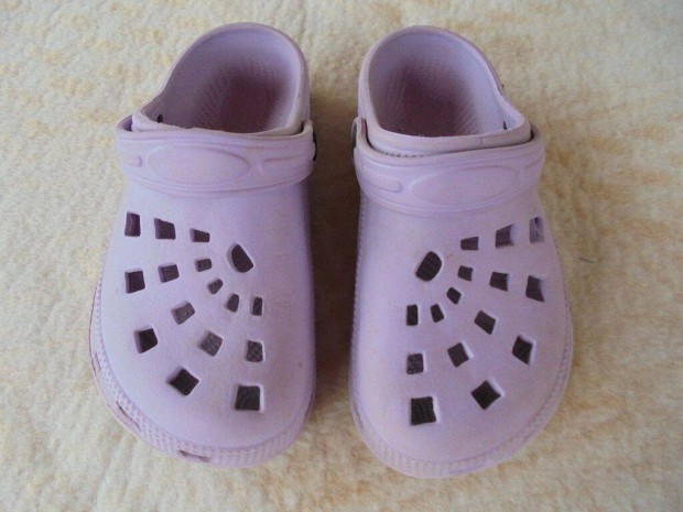 30-31-es Crocs jelleg lny gumipapucs klumpa