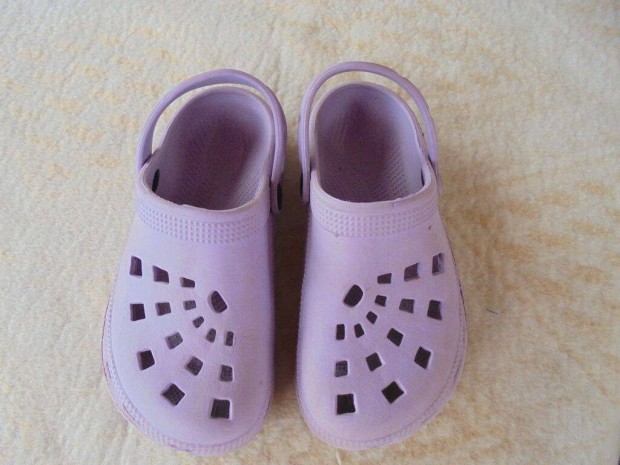 30-31-es Crocs jelleg lny gumipapucs klumpa