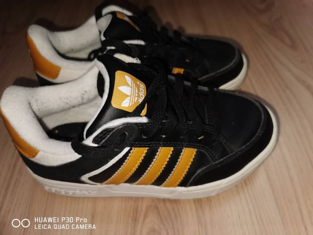 30-as Adidas Original - Varial Low junior sportcip