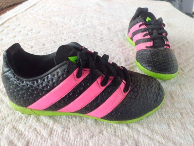 30-as (beleírva 31) Adidas műfüves salak stoplis torna focicipő