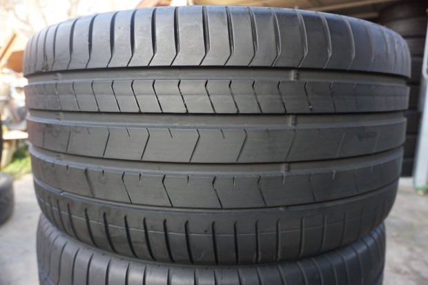 315/30 r22 Pirelli nyri gumi 315/30r22