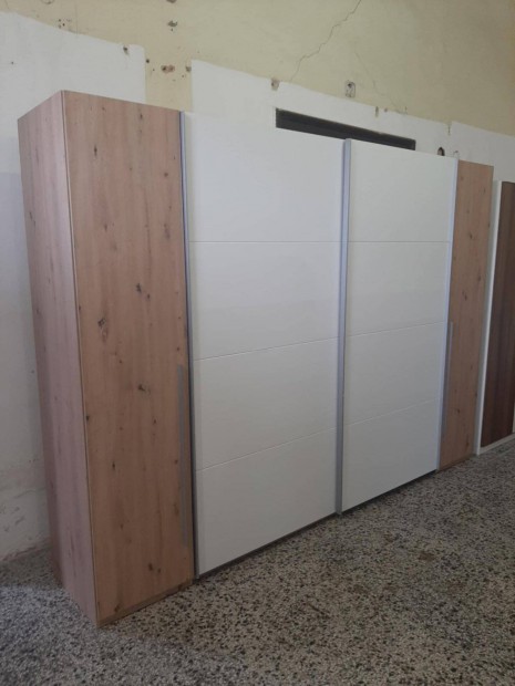 315 cm széles, 230cm magas gardrób szekrény, szép állapotban