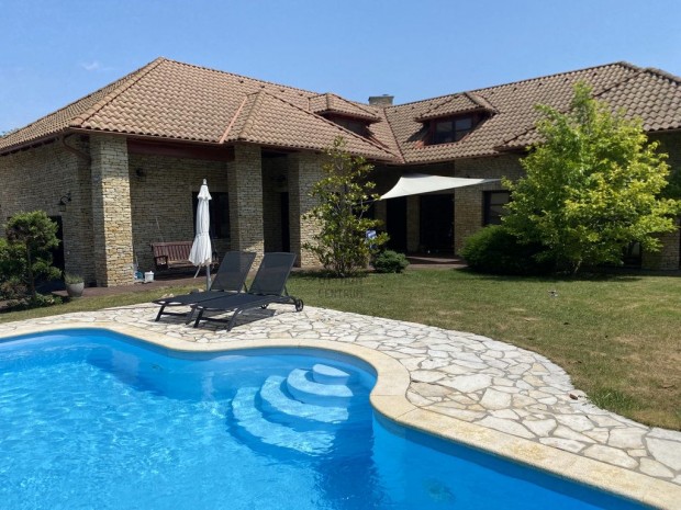 318 nm-es h�z elad� Mogyor�d