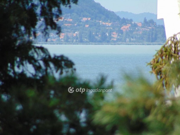 31 nm-es lak�s elad� Balatonfenyves