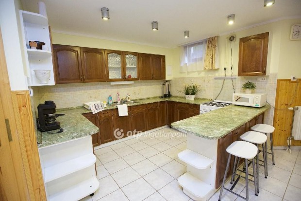 320 nm-es h�z elad� Hajd�szoboszl�