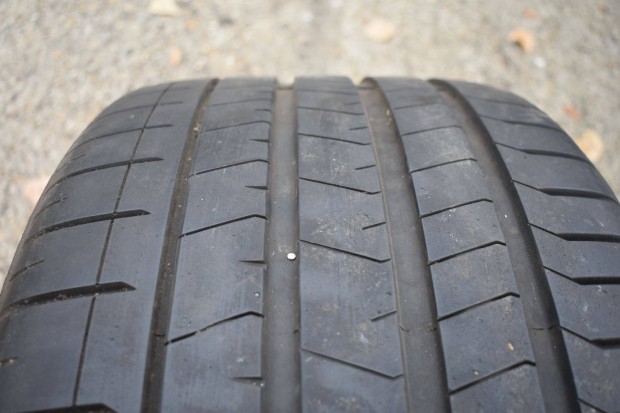 325/30 R23 Pirelli P Zero nyri 5,5mm 1db !