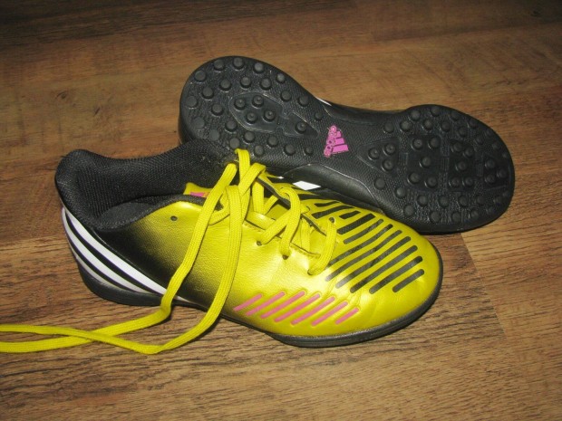 32-es Adidas műfüves focicipő