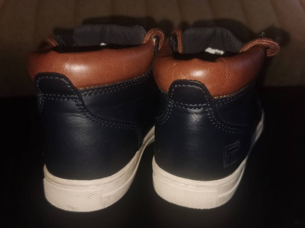 32-es Fila Byram fiu cipő...újszerű