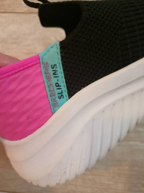 32-es Skechers Slip-Ins