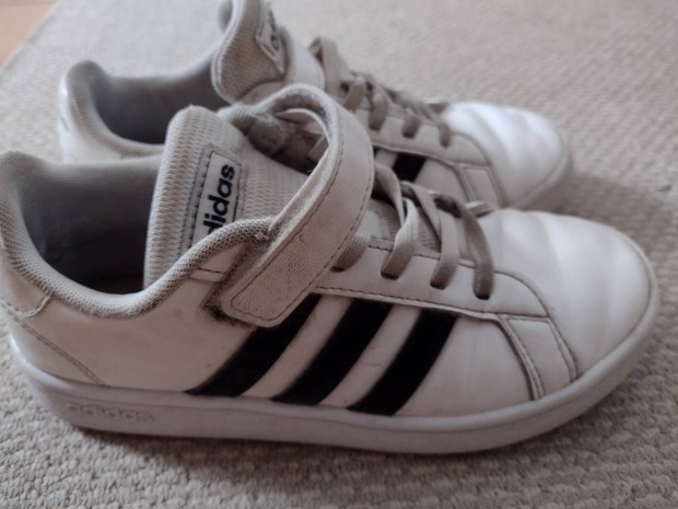 32 fiú Adidas cipő 
