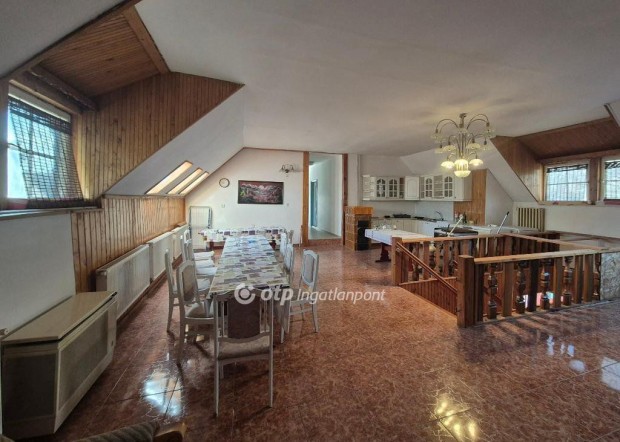 330 nm-es h�z elad� Balatonm�riaf�rd�