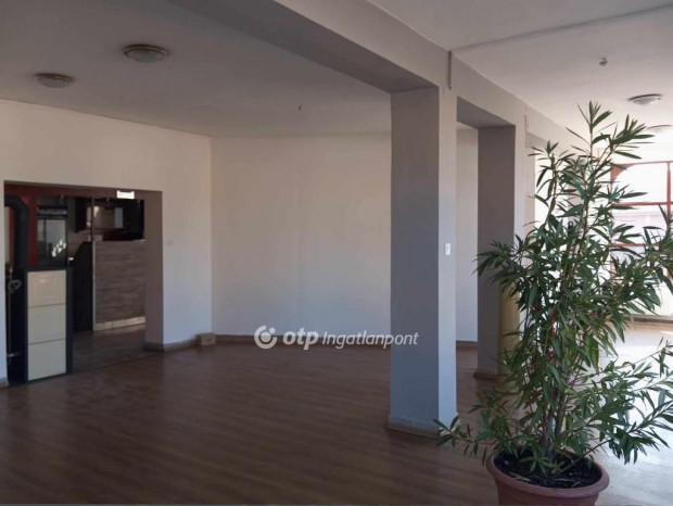 330 nm-es h�z elad� Egerszal�k