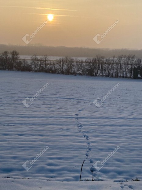 3367 nm-es telek elad� �reglak