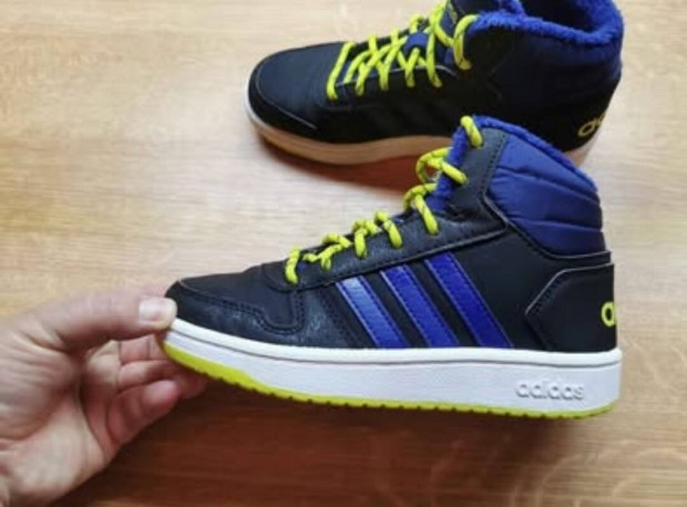 33-as Adidas Hoops Mid 2.0 K bélelt sportcipő