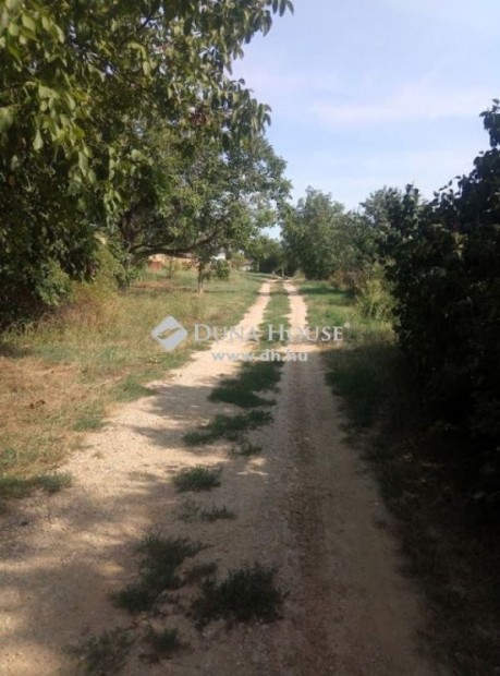 3558 nm-es telek eladó Bajna