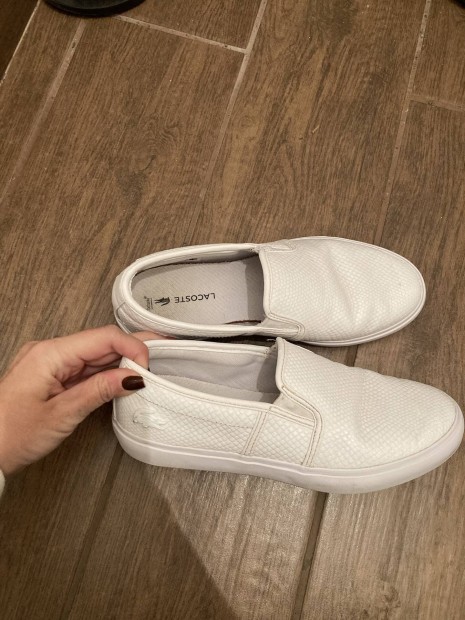 35,5-es Lacoste slip-on