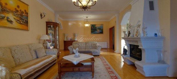 35 M2 DUPLA GAR�ZS, 45 M2 UDVARI K�ZM�VES �P�LET, FEDETT-F�T�TT