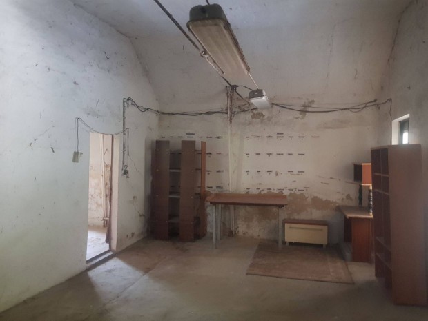 360 m2 telephely (műhely, raktár) 3000 m2 Gksz telken