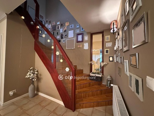 361 nm-es h�z elad� Si�fok