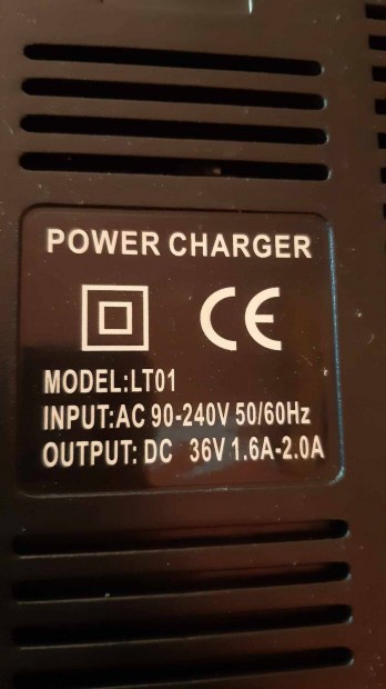 36V 1.8A elektromos kerékpár töltő