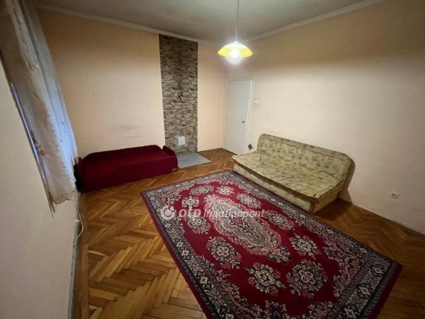 36 nm-es lak�s elad� Csorna