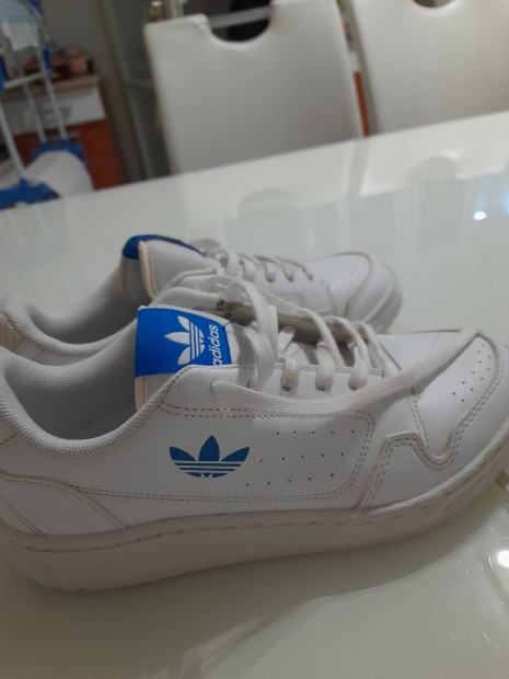 36-os adidas 