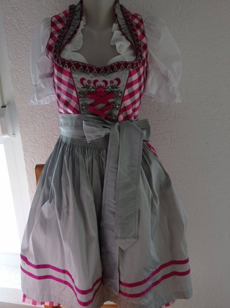 36-os dirndl ruha ktnnyel 