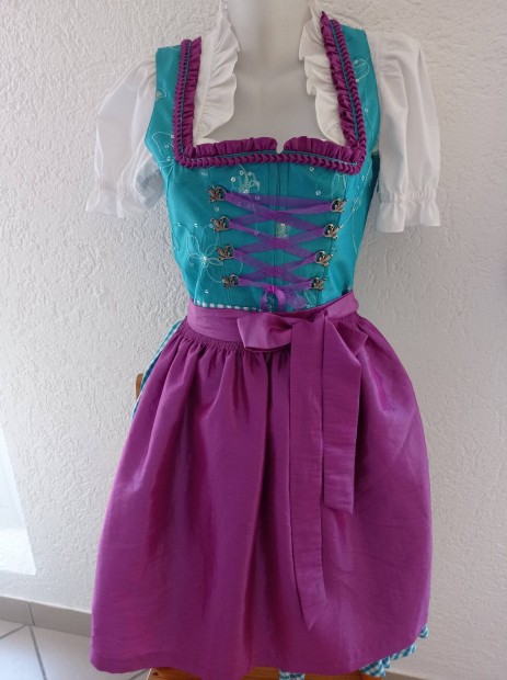 36-os dirndl ruha köténnyel