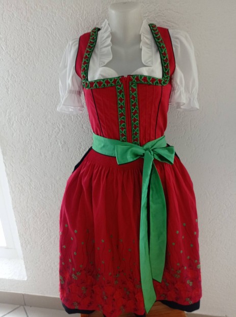 36-os dirndl ruha köténnyel