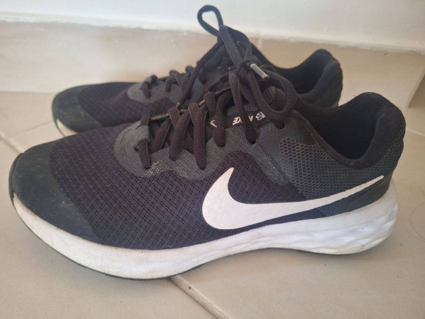 36-os gyerek fekete Nike cip megkmlt llapot