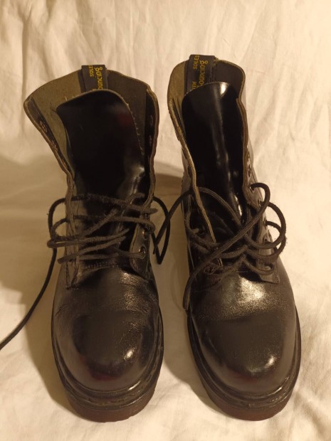 37-es Dr Martens bakancs