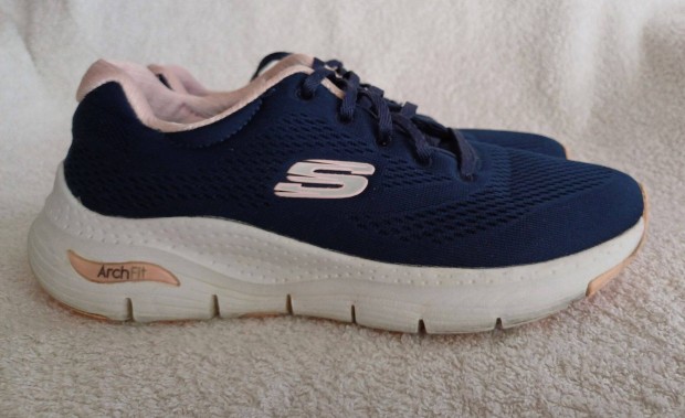 37-es Skechers Acht Fit cip bth 24cm