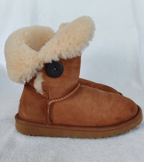 37-es Ugg 5803 Bailey Button eredeti, hologramos csizma