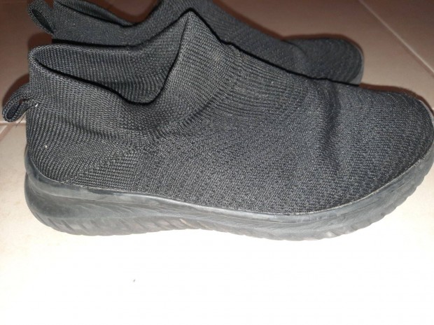 37-es fekete cip - zoknicip