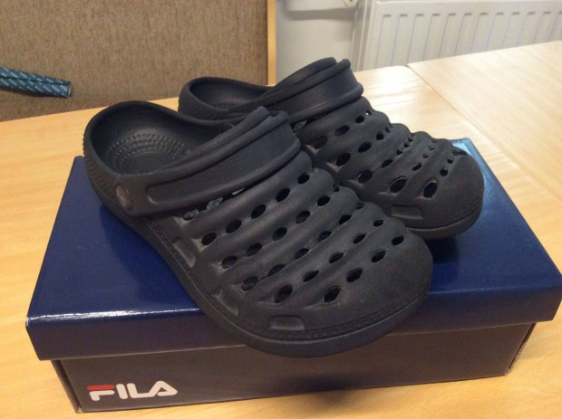 37-es fi papucs fekete Crocs szer lyukacsos papucs bth: 23cm