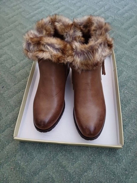 37-es �j t�li csizma elad�