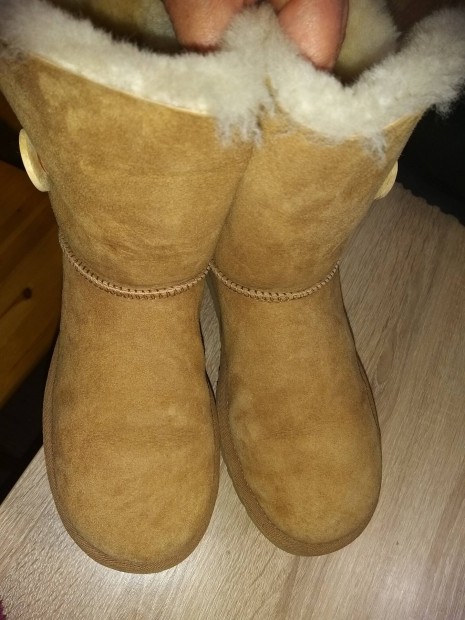 37es Ugg csizma elad bth 23.5cm