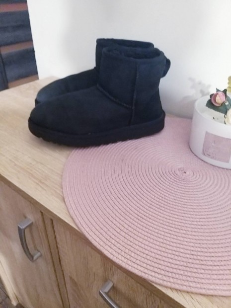 37es Ugg mini csizma elad 