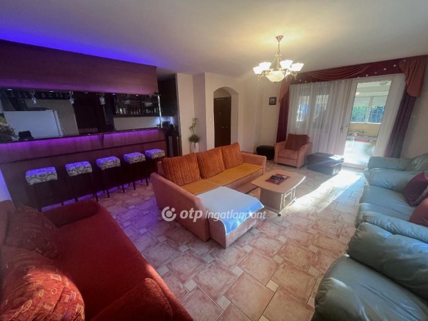 384 nm-es h�z elad� Szatymaz