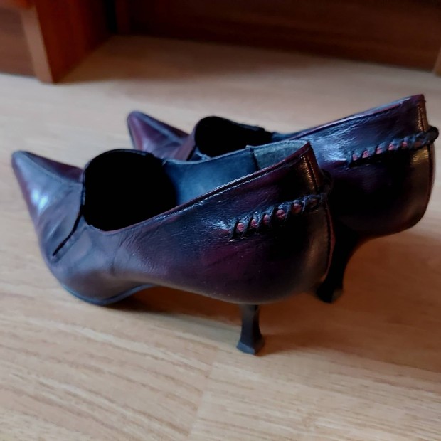 38-as bordó magassarkú 8 cm bőrcipő