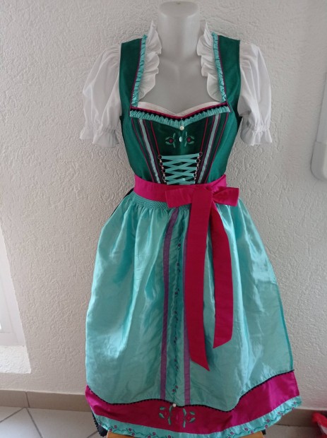 38-as dirndl ruha köténnyel