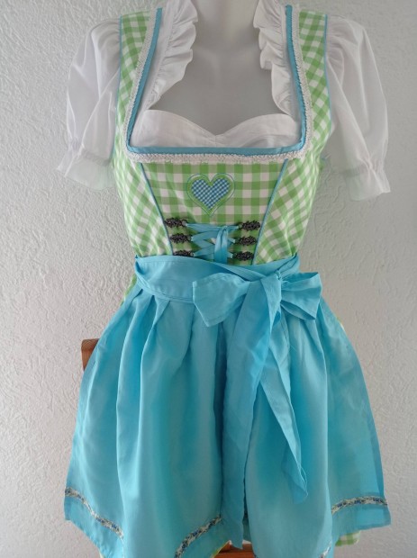 38-as dirndl ruha köténnyel