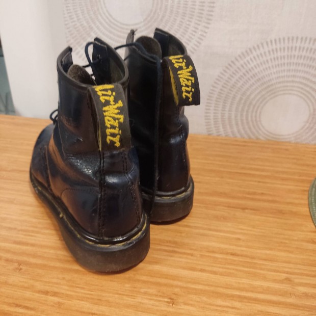 38-as mret Dr. Martens bakancs