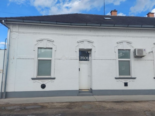 38 nm-es lak�s elad� Izs�k