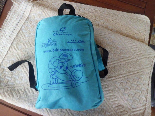 38 x 22 x 9 cm-es gyerek hátizsák táska kétfelé húzható cipzárral