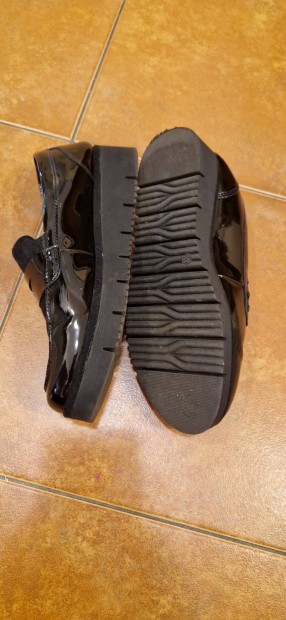 38as j fekete lakk sneaker cip