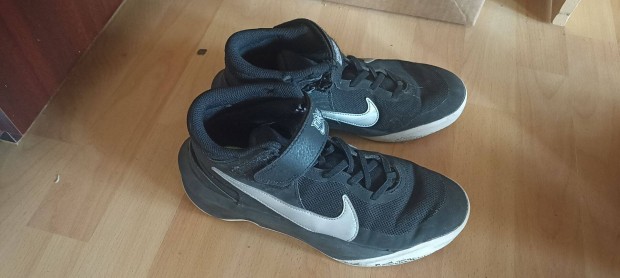 39 Nike magasszr cip