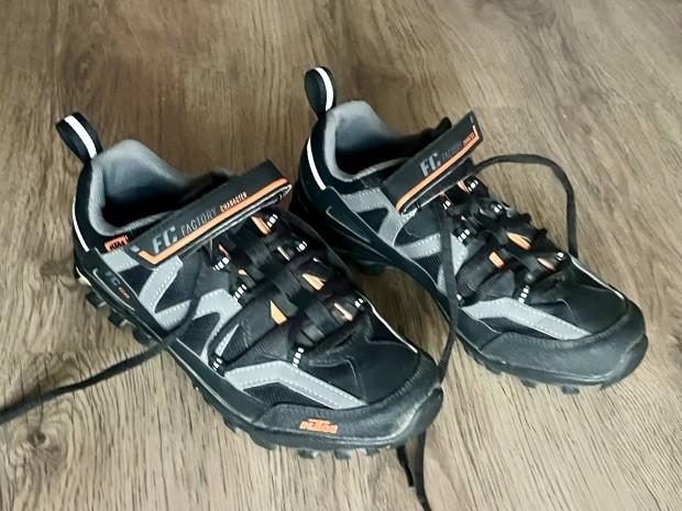 39 méretű, KTM Factory Character SPD kerékpáros és terep cipő