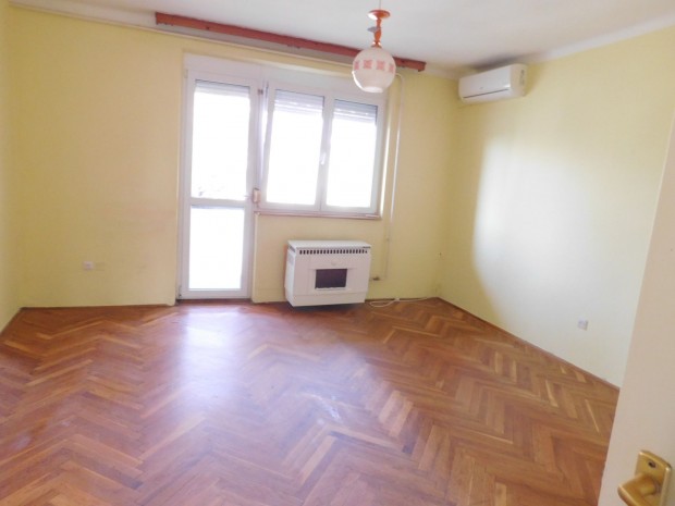 3 SZOB�A, ERK�LYES j� �llapot� lak�s elad� a K�rolyi Antal utc�ban