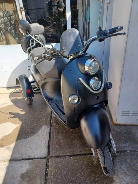 3 - Kerekű Elektromos moped.